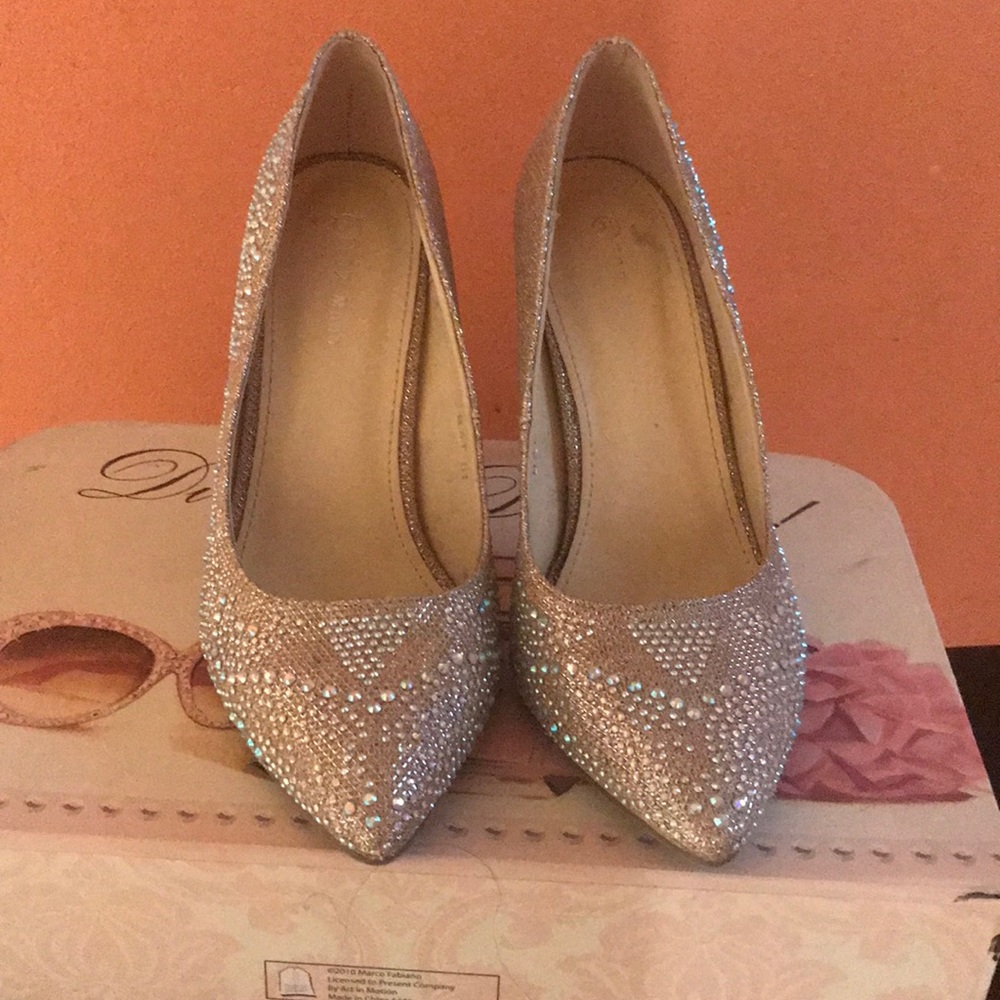 Nude pumps